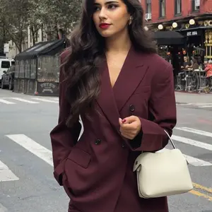 سترات نسائية كلاسيكية باللون العنابي أنيقة ذات طية صدر السترة وجيب مزدوج الصدر وأكمام كاملة سترة خريف 2024 ملابس خارجية للسيدات للمكتب